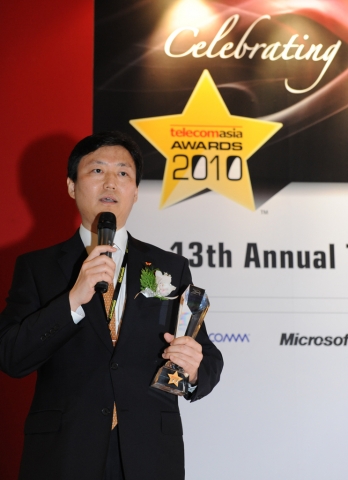 Telecom Asia Award를 수상하고 소감을 발표하는 김진홍 상무