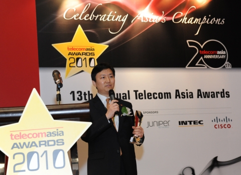 Telecom Asia Award를 수상하고 소감을 발표하는 김진홍 상무