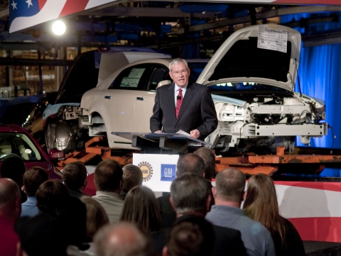 에드워드 휘태커 GM 회장 겸 CEO가 현지시각 21일 미국 캔자스 패어팩스 조립 공장을 방문한 자리에서 캔자스 공장 직원들 앞에서 정부로부터 지원받은 구제 금융 자금중 상환해야 