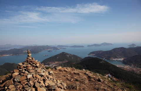 미륵산 정상에서 바라본 한려수도의 열도(이종원 제공)
