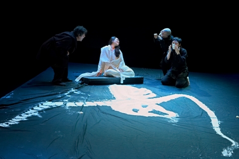 Lady Macbeth, Theatre Moollee (한국)
한태숙씨의 작품으로 맥베스를 새롭게 해석하고, 창의적인 음악을 덧입혔다. 세익스피어의 맥베스를 한국의 유교-샤먼 사