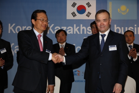 한국석유공사 강영원사장(좌측)과 카자흐스탄 국영석유사 사장 카이르겔디 카빌딘(Kairgeldy Kabyldin)이 MOU 체결 서명후 상호협력 의지를 다지고 있다.