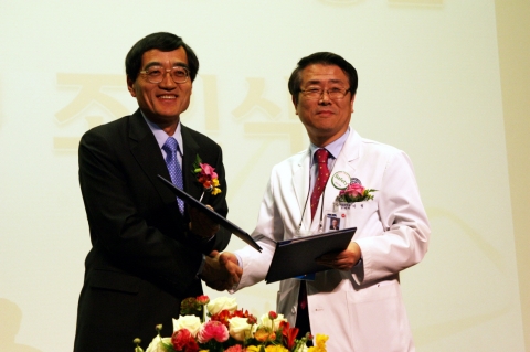 LG전자와 세브란스병원이 차세대 헬스케어 사업을 위해 손을 맞잡았다. 양측은 22일 세브란스병원에서 ‘신기술 의료기기 개발 및 임상시험 활성화를 위한 공동연구 추진’과  관련한 협