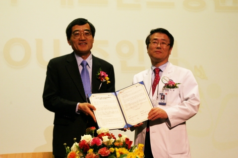 LG전자와 세브란스병원이 차세대 헬스케어 사업을 위해 손을 맞잡았다. 양측은 22일 세브란스병원에서 ‘신기술 의료기기 개발 및 임상시험 활성화를 위한 공동연구 추진’과  관련한 협