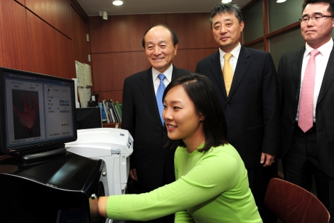 오 명 건국대 총장, 미 LPGA우승 서희경 선수 격려