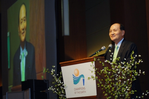 남용 부회장이 지구환경대상 축하연설을 하고 있다.
