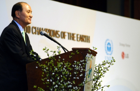남용 부회장이 지구환경대상 축하연설을 하고 있다.