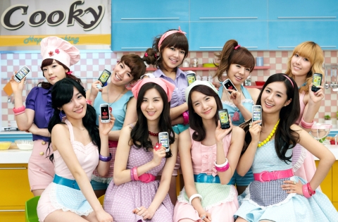 LG전자 모델인 그룹 소녀시대가 한층 새로워진 '소녀시대 쿠키폰'을 선보이고 있다. 쿠키폰은 SK텔레콤과 KT를 통해 26일부터 판매된다. 가격은 60만원대 초반