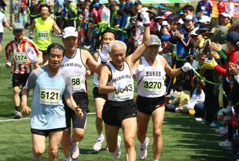 ‘제 11회 울산·현대 산악마라톤 대회’경기에 참여한 민계식 회장