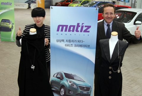 '프로젝트 런웨이 코리아 시즌2' 최종 우승자인 의상 디자이너 정고은씨가 26일 지엠대우 부평 본산 홍보관에서 지엠대우 릭라벨 부사장(판매, 마케팅, A/S 부문