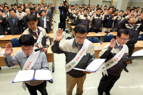 임직원 대표와 협력업체 대표가 안전 최우선 내용을 담은 결의문을 낭독하고 있는 장면.