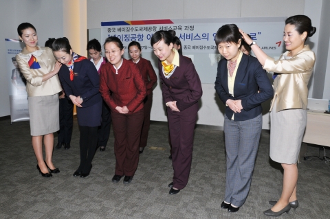 29일 중국 베이징수도국제공항공단 학과장에서 아시아나항공 교관(앞열 맨좌측 및 맨우측)이 베이징수도국제공항 상주 항공사 직원들을 대상으로 예절 교육을 실시하고 있다.