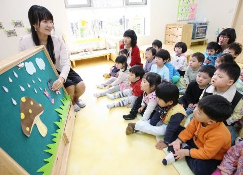 LG복지재단이 건립해 오산시에 기증한「시립 수청어린이집」에서 교사와 어린이들이 함께 수업을 진행하는 모습