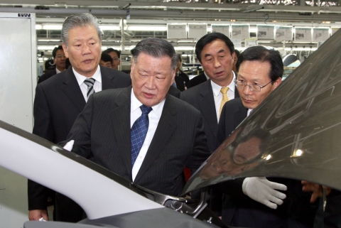 정몽구 회장이 중국공장에서 생산된 포르테의 품질을 점검하고 있는 모습.