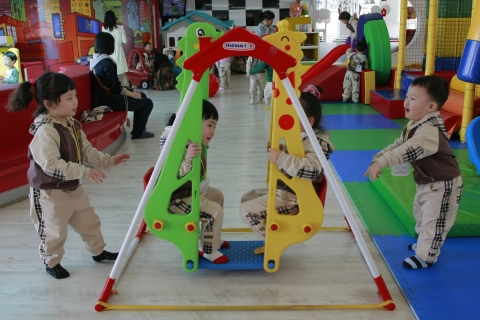 친환경자재로 제작된 청결한 놀이공간 키즈리퍼블릭에서 아이들이 뛰어놀고 있다.