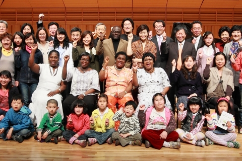 KT(회장 이석채, www.kt.com)는 17일(토), 다문화가족 및 주한 가나 대사를 비롯한 70여 명을 목동 KT체임버홀 정기 공연에 초청하여 실내악 음악회를 즐기는 행사를 