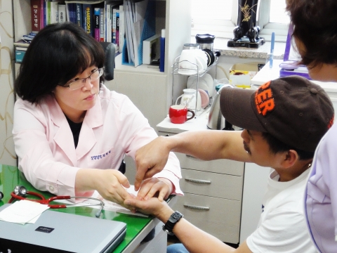 김해중앙병원 진료과장이 외국인분과 상담중