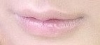 글로시하지 않은 누드 베이지 색상의 립스틱을 입술 라인 없이 발라주어 청순하고 우아한 입술로 연출한다.