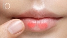피치 톤이나 핑크 톤의 립스틱을 입술에 바른 후 그 위에 립글로스를 발라주면 투명하고 매력적인 섹시 & 퓨어 메이크업 대 완성!