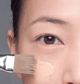화운데이션이나 비비크림을 붓에 묻혀 얼굴 전체에 뭉치지 않게 발라준다.