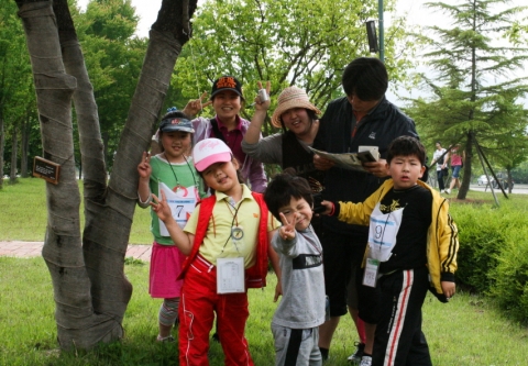 국립중앙청소년수련원 2009년 5월 가정의 달 행사 프로그램인 가족오리엔티어링 축제에 참여한 가족이 포스트를 찾고 즐거워하고 있다.
