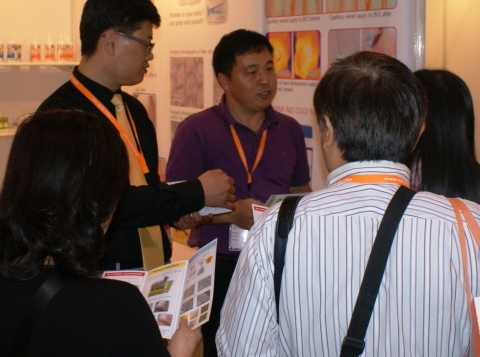 홍콩 국제 박람회에 참석한 바이어들에게 혈관 확장 물질 &#039;BV2&#039;에 대하여 설명중인 (주)뉴로넥스 연구진들