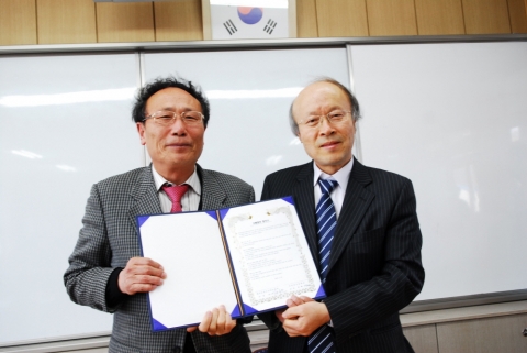 자매결연사진(좌:지리산고 박해성교장, 우:정보센터 전순은사장)