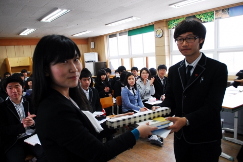 도서전달식(정보센터 여직원회 회장과 학생대표)