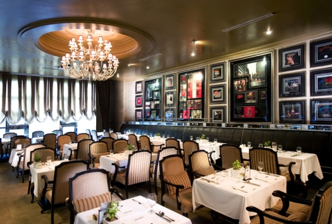 &lt;Buttler  Service Buffet Restaurant &gt; 		 주옥같은 뮤지컬과 영화의 장면이 어우러져 		 뉴욕 브로드웨이의 생생함을 한 눈에 담고 있는		 뷔페 레스토랑 Broadway.		 향긋한 Gourmet Coffee와 함께 시작하는 		 조식뷔페에서 와인&치즈의 환상적인 마리아주를 		 느낄 수 있는 디너뷔페까지		 다채로운 미각여행을 선사합니다.
