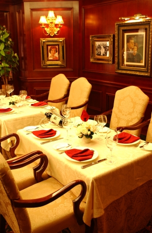 &lt;New York New York Traditional Steak House&gt;				 수십여 편의 드라마 촬영지, 명사들이 자주 찾는 레스토랑으로				 더욱 유명한 정통 뉴욕 스타일 스테이크 하우스 				 미국 역대 대통령의 친필 서명과 소장품을 전시한 				 품격있는 뉴욕뉴욕 네서 특별한 날을 위한 대통령의 만찬과				 프레지덴셜 서비스를 누리십시오.