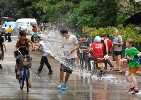 쫒는 자와 쫒기는 자의 싸움이다. 자전거 탄 원주민 어린이를 쫒는 외국인에 물세례를 가하고 있다. 약 5일 정도 루앙프라방 물 축제가 계속된다.