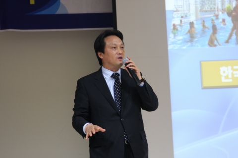 군산대학교 체육학과와 스포츠과학연구소가 주최한 초청 특강에 강연하고 있는 국회의원 안민석