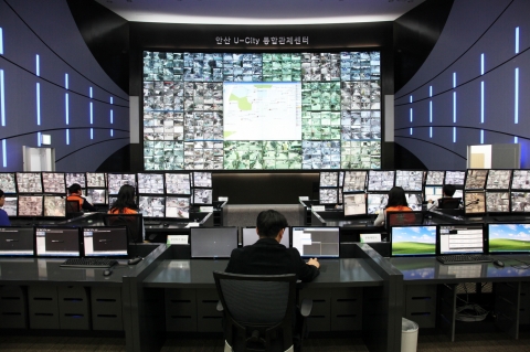 지난13일 개소한 안산 U-City(유비쿼터스시티) 통합관제센터가 안산시 전역에 설치 된 CCTV 816대를 관제센터 상황실에서 36명의 안산시시설관리공단 모니터 요원과 경찰관이 24시간 모니터링하고 있다.