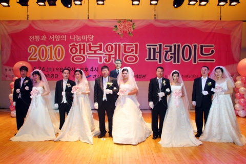 안산시시설관리공단(이사장 김현준)은 지난해 4월과 11월에 이어 지난 24일(토)에 다문화가정 6커플 등 총 7커플에게 다문화 합동결혼식을 개최하여 훈훈한 감동을 주고 있다.