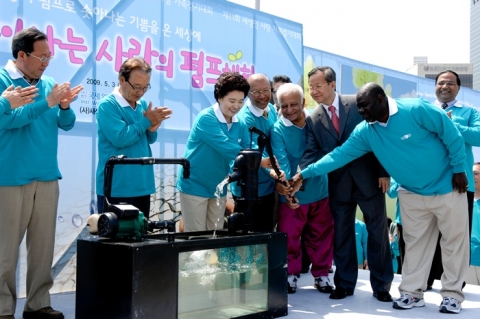 지난해 5월 제11회 새생명 사랑 가족걷기대회에 참석한 각국 대사들이 물펌프를 체험하고 있다.