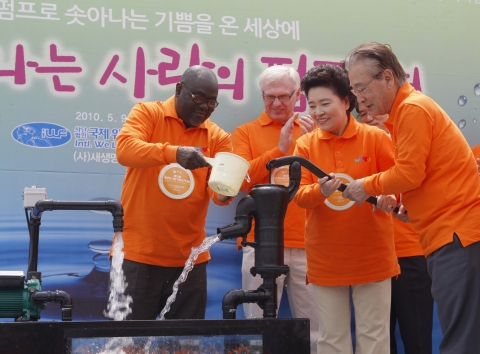 아프리카 가나의 민타 아지망 대리대사와 장길자 국제위러브유운동본부 회장, 이순재 국제위러브유운동본부 후원회장이 깨끗한 물을 퍼 올리는 물펌프를 체험하고 있다.