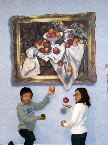 명화를 패러디하여 사진찍기 놀이를 하는 포토존이다. 세잔의 그림 사과와 오렌지라는 작품을 패러디한것이다.
