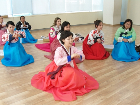 외국인들 절배우기(사진:강남구청 일자리지원과 제공)