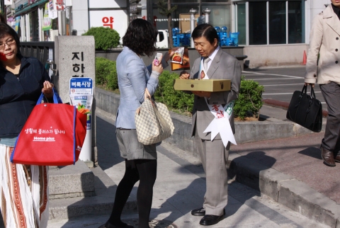 인삼과 홍삼 대중화 선도와 식품으로서 우수성을 알리기 위해 농협중앙회 인삼사업단과 NH한삼인 그리고 안성인삼농협이 거리캠페인을 펼쳤다