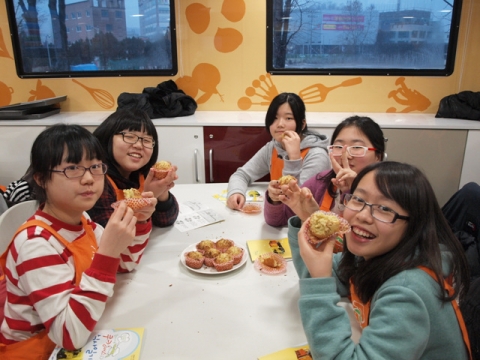 한국청소년단체협의회가 운영중인 쿠킹버스에서 서울 봉래초등학교 학생들이 직접 머핀을 만들어 먹고 있다.