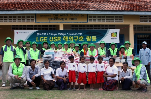 LG전자 노동조합이 올해 초 사회적 책임(USR, Union Social Responsibility)을 선언한 가운데 해외지역으로는 처음으로 캄보디아에서 구호활동을 펼쳤다. 8일 LG전자 노동조합이 캄보디아의 북부 내륙지역 씨엠립주의 꼭젠 마을과 자매결연을 맺고 기념사진을 촬영하고 있다. 앞줄 맨 오른쪽이 박준수 노조위원장.