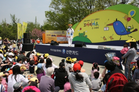 어버이날인 5월 8일, 신한카드가 주최한 제9회 꼬마피카소 글/그림 축제가 서울대공원 동물원에서 고객 및 고객자녀 총 2만여명이 참석한 가운데 열렸다. 개그맨 김종석씨 사회로 진행