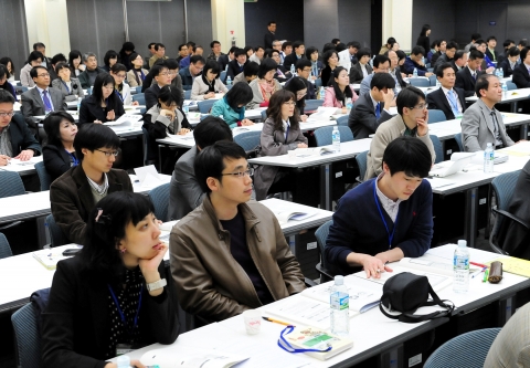 30일 오후 서울 광진구 화양동 건국대 새천년관 국제회의장에서 열린 ‘입학사정관제와 진학지도의 새로운 방향 모색’이라는 주제의 컨퍼런스에 참석한 일선 고교 진학지도 교사들이 건국대