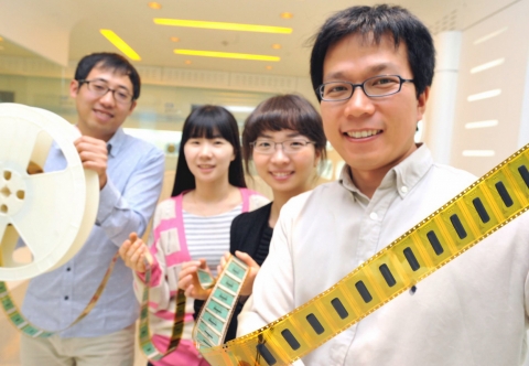 삼성전자 연구원들이 이번에 개발한 방열패키지 기술이 적용된 DDI(Display Driver IC)를 선 보이고 있다.