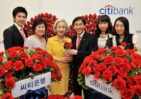 오늘 (5월 3일) 오전 한국씨티은행 다동 본점에서 이흥주 리테일 커머셜 그룹장(부행장)과 직원들이 영업점을 방문한 고객에게 감사의 마음을 담은 카네이션을 전달하고 있다. 한국씨티