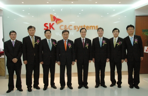 SK C&C Systems 이전 개막 행사 후 SK C&C 김신배 부회장(사진 왼쪽에서 다섯번째)과 SK China 박영호 사장(사진 왼쪽에서 네번째) 등이 기념 촬영을 하는 모습