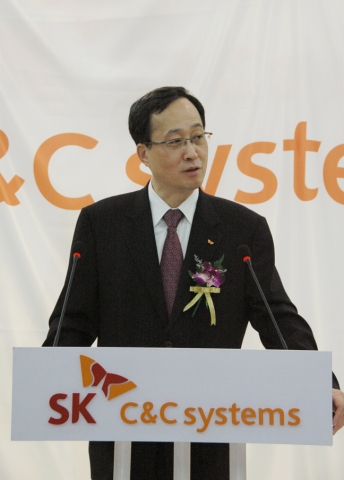 SK C&C Systems 이전 개막 행사에서 SK C&C 김신배 부회장이 축사를 하는 모습