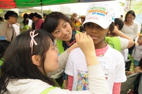 현대자동차와 다문화 가정이 함께한 ‘어린이날 무지개 축제’참가한 어린이에게 페이스페인팅을 해 주는 모습