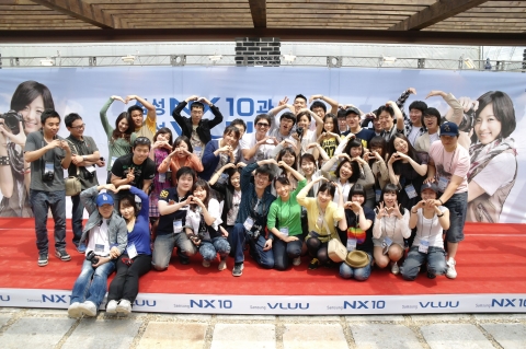 삼성전자는 5월 5일 어린이날, 경기도 가평 자라섬에서 삼성전자 카메라 모델 한효주와 팬 50명과 함께 출사 이벤트를 개최했다. 사진은 출사 이벤트에 참가한 한효주와 팬들의 모습.