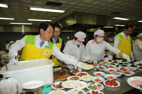 무료급식 봉사활동에 참가하고 있는 중부발전 남인석 사장 및 임ㆍ직원